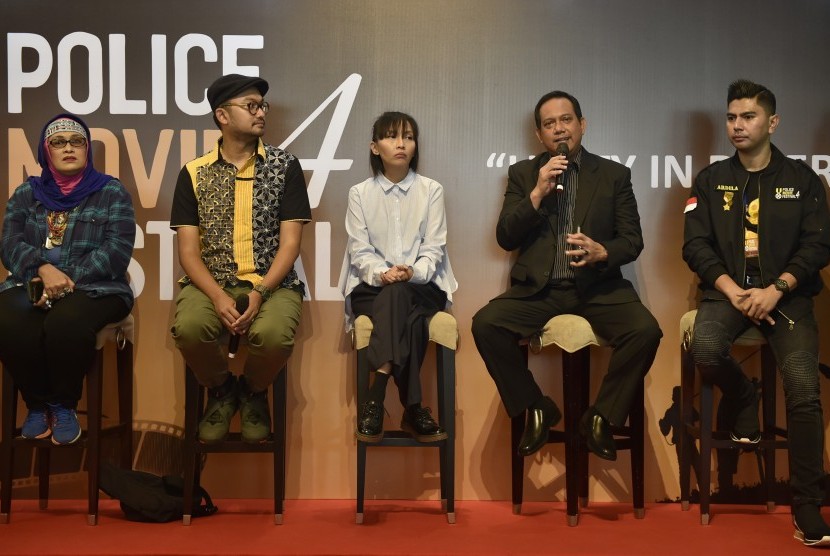 Karopenmas Divisi Humas Polri Brigjen Rikwanto (kedua kanan) bersama Ketua Panitia Police Movie Festival 4 AKP Ardila Amri (kanan), Dewan Juri Police Movie Festival 4 Renny Djayusman (kiri), produser animasi Wahyu Aditya (kedua kiri), dan penulis cerita Upi Avianto (tengah) menjawab pertanyaan wartawan jelang penganugerahan Police Movie Festival 4 di Jakarta, Sabtu (10/6).
