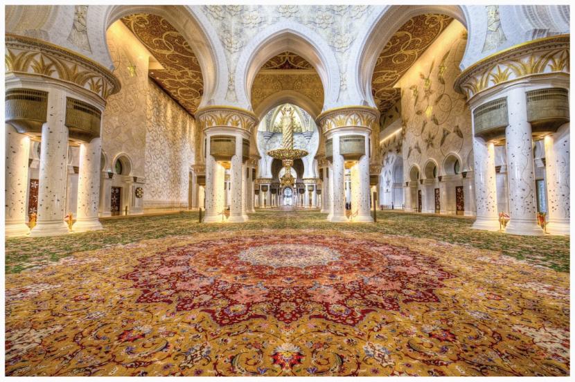 Masjid Agung Sheikh Zayed. Foto:   Karpet hasul tenunan tangan di Masjid Agung Sheikh Zayed di Abu Dhabi, Uni Emirat Arab (UEA). Karpet ini merupakan karpet tenunan tangan terbesar di dunia.