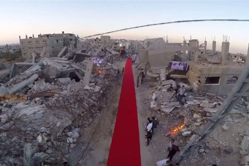 Karpet merah digelar di tengah reruntuhan Kota Gaza