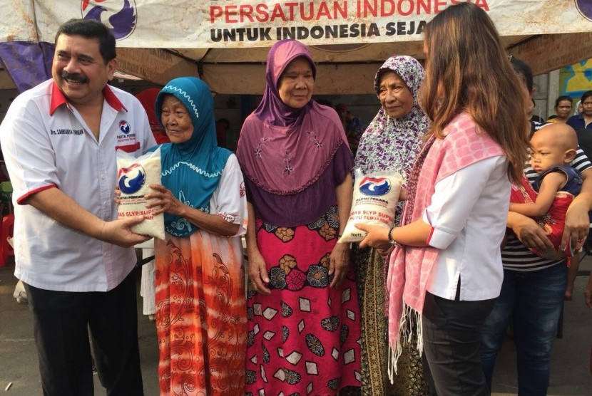 Kartini Perindo membagikan 300 paket beras gratis kepada masyarakat di Kalideres, Jakarta Barat, Rabu (4/10).