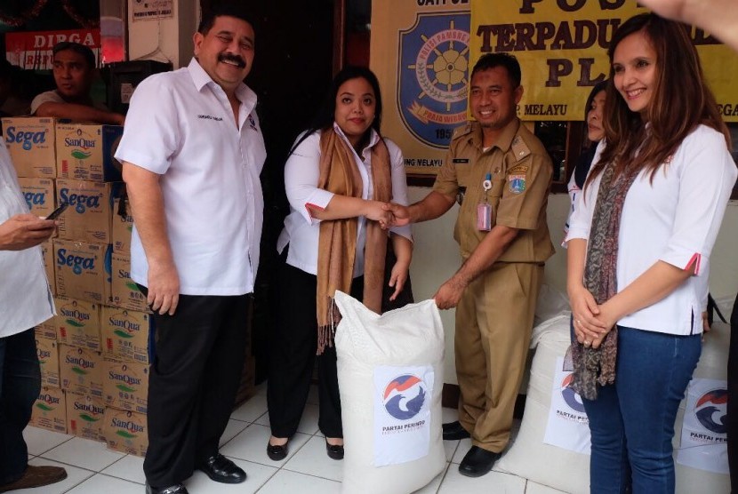Kartini Perindo menyerahkan bantuan berupa 250 paket beras kepada korban kebakaran di Kebon Pala, Jakarta Timur, Selasa (22/8).