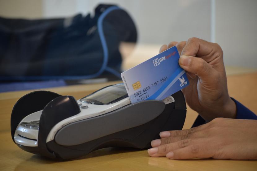 Kartu ATM BRI Syariah ilustrasi. Lewat BRIS Pay nasabah tak perlu memberikan kartu debit saat membayar
