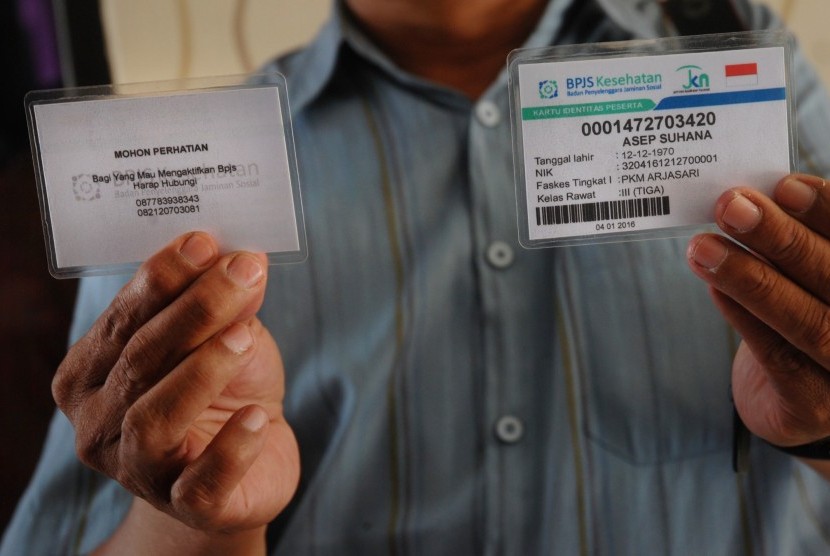 Kartu BPJS palsu tampak depan (kanan) dan tampak belakang (kiri) diperlihatkan saat menggelar ekspos kasus penipuan dan pemalsuan kartu BPJS di kantor Polres Bandung, Soreang, Kabupaten Bandung, Jawa Barat, Jumat (29/7). 