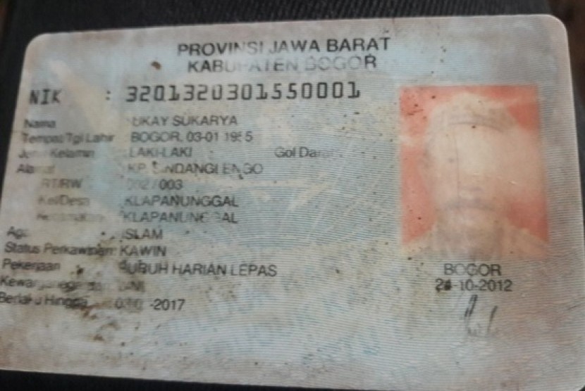 Kartu identitas Ukay Sukarya, warga Klapanunggal Bogor yang tewas akibat longsor, Selasa (7/11)