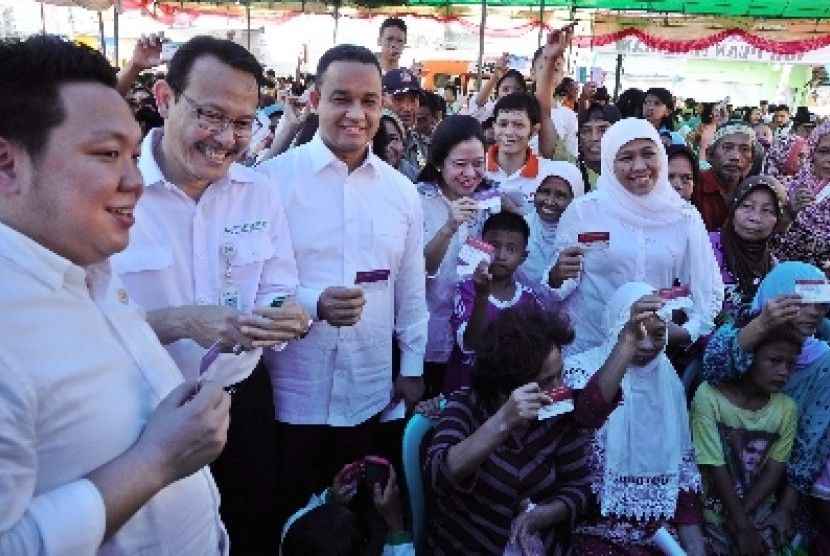 Kartu Indonesia Pintar dibagikan kepada masyarakat di Penjaringan, Jakarta, Rabu (13/5).