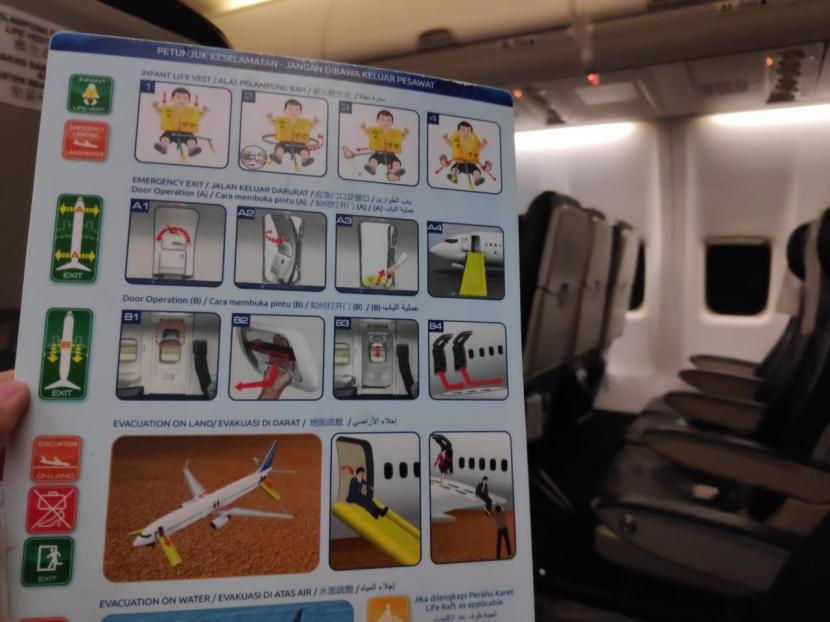 Kartu keselamatan terletak di kantong kursi penumpang pesawat. Sebagian maskapai penerbangan melewatkan nomor tertentu untuk kursi pesawatnya.