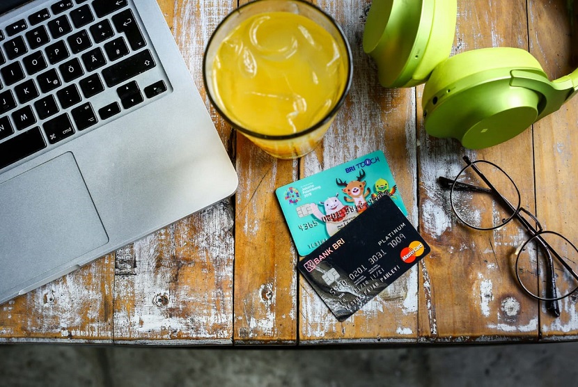 Survei menunjukkan sekitar 55 persen konsumen di Indonesia lebih memilih menggunakan kartu kredit untuk transaksi online karena kemudahannya.