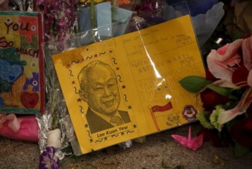 Kartu ucapan cepat sembuh diletakkan masyarakat Singapura di depan Singapore General Hospital tempat Lee kuan Yew dirawat sebelum akhirnya meninggal, Senin (23/3).