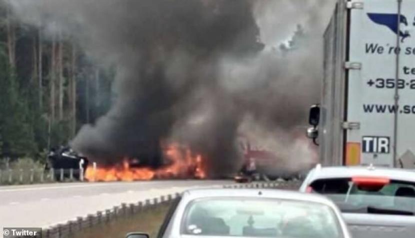  Kartunis penghina Nabi Muhammad asal sedia tewas dalam kecelakaan lalu lintas. Tampak mobil dia terbakar hebat.