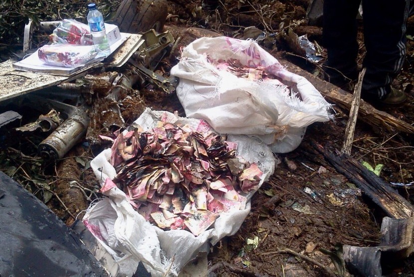 Karung yang berisi uang diselamatkan petugas dari lokasi kecelakaan pesawat Trigana di Kampung Oksob, Distrik Okbape, Kabupaten Pegunungan Bintang, Papua, Selasa (18/8). 