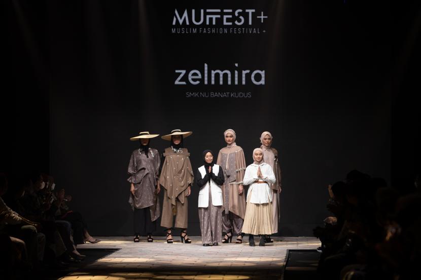 Karya dari SMK NU Banat, Kudus, Jawa Tengah, Zelmira, di hari kedua gelaran Muslim  Fashion Festival+ (MUFFEST+) 2022, akhir pekan kemarin.i 