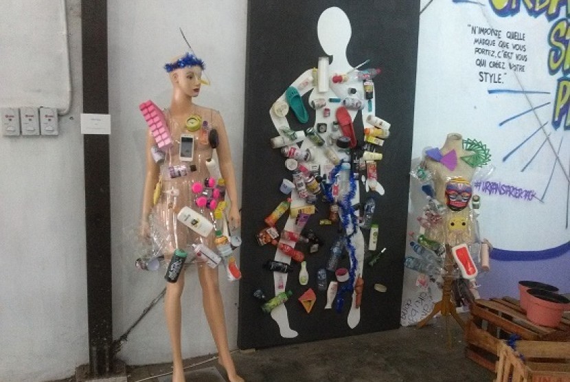 Karya Fashion Kolase 3D dari Sampah yang dinamai Galelo Collage
