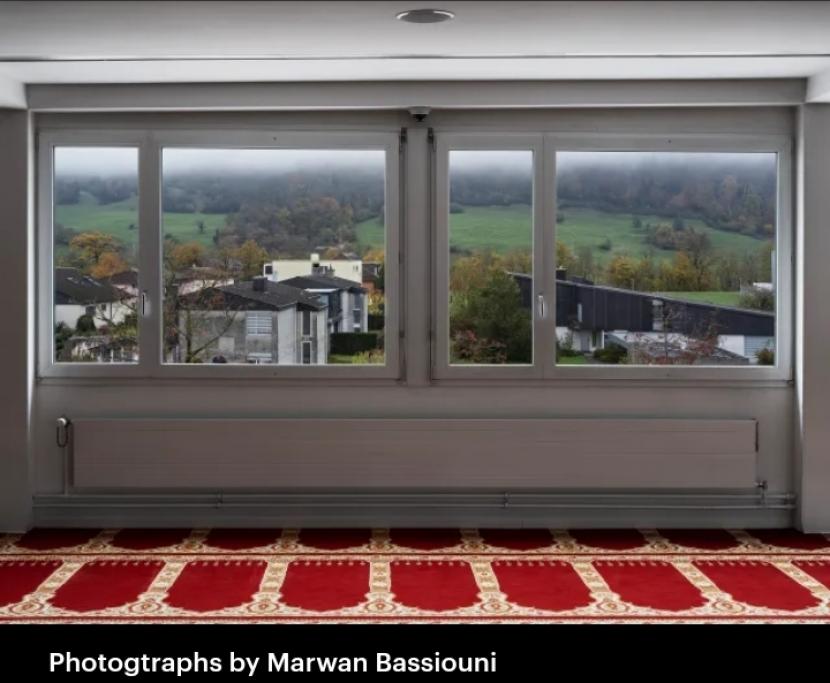 Karya foto miliki Marwan Bassiouni yang dipamerkan dalam New Western Views berupaya mengabadikan dua tempat sekaligus. Setiap gambar dalam seri ini diambil di dalam masjid, dengan kamera mengarah ke jendela untuk memperlihatkan bangunan atau lanskap di luarnya.