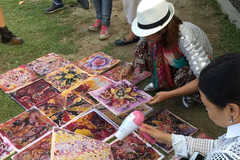 Karya lukis batik malam dingin hasil pelatihan Komunitas 22 Ibu di Bali sedang diangin-anginkan.