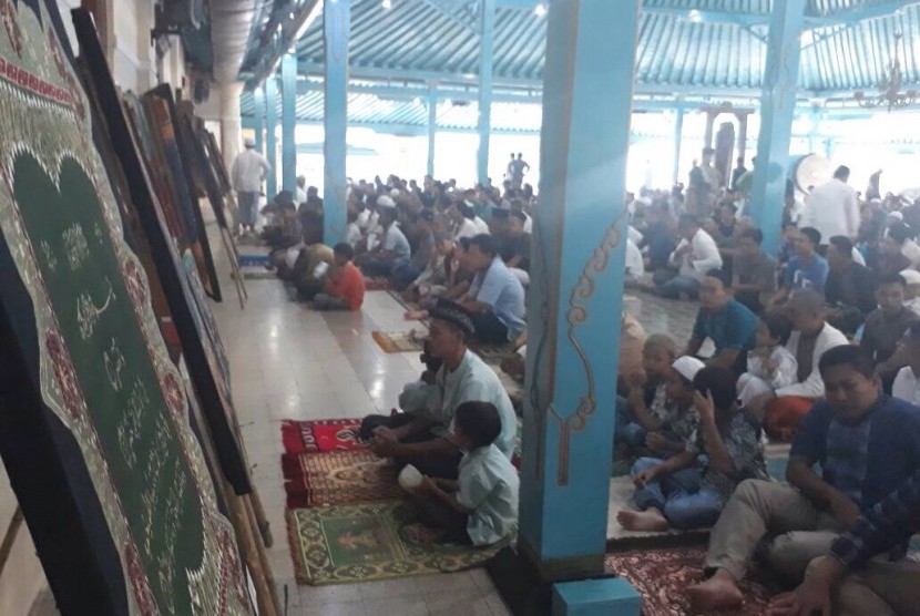 Karya seni Alquran batik di serambi Masjid Agung Keraton Solo, Ahad (25/6).