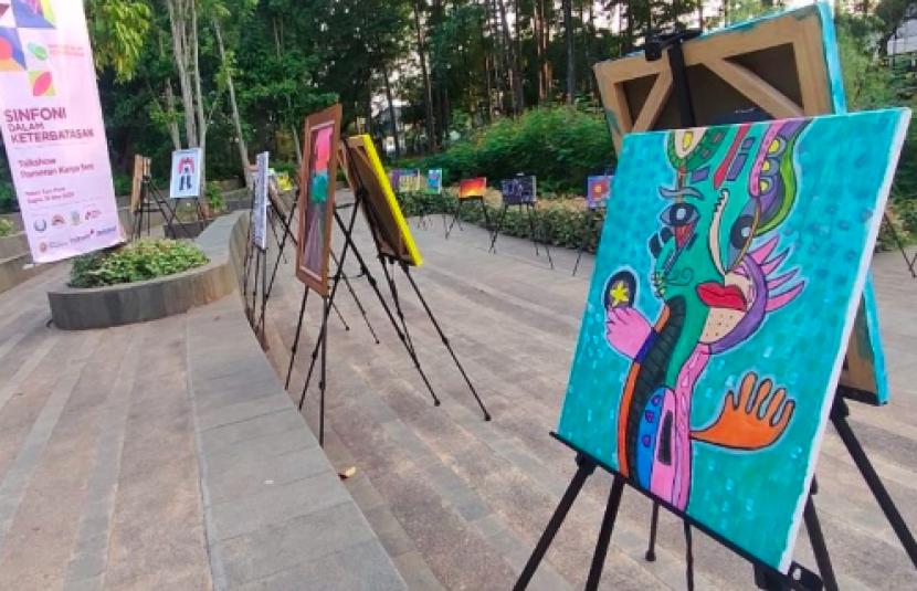 Karya seni lukisan dan desain grafis buah tangan anak berkebutuhan khusus (ABK) mewarnai Tebet Eco Park, Jakarta Selatan, pada akhir pekan lalu. 