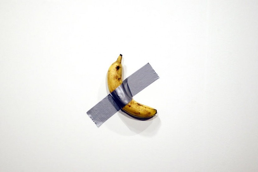 Karya seni pisang berlakban menghebohkan dunia karena laris dibeli seharga ratusan ribu dolar AS di ajang Art Basel Miami.