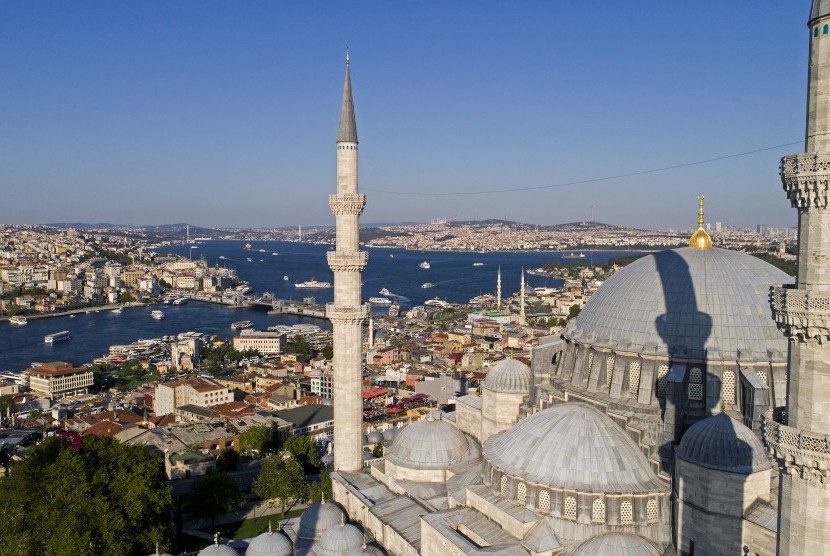   Karya terbesar Sinan adalah Masjid Sultan Sulaiman di Istanbul yang dibangun selama tujuh tahun (1550-1557). 