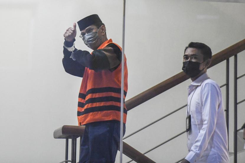 Amri mengacungkan jempol usai dihadirkan dalam konferensi pers penahanan tersangka penyuap mantan Wali Kota Ambon Richard Louhenapessy di Gedung Merah Putih KPK, Jakarta, Rabu (7/9/2022). 