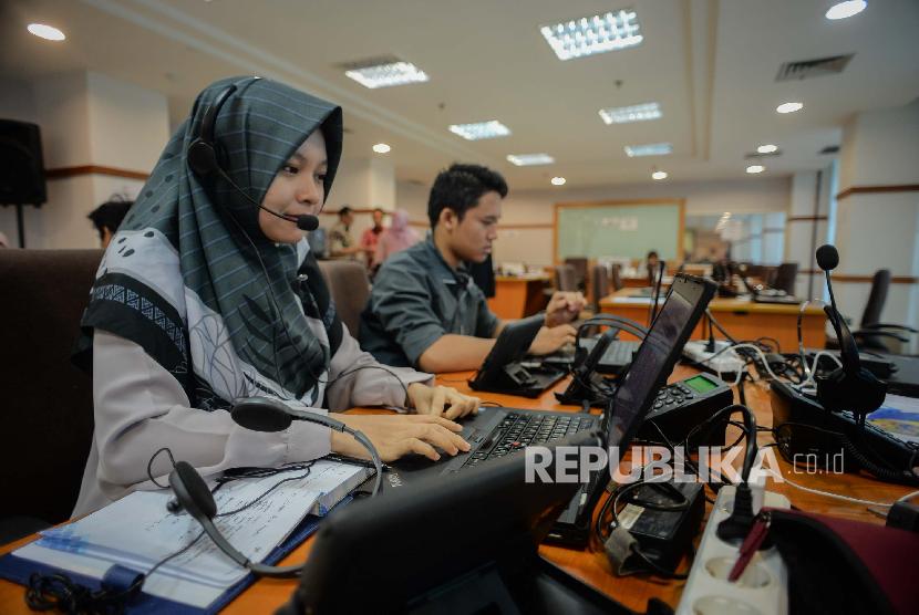 Karyawan Badan Pusat Statistik memantau data sensus penduduk online di kantor Badan Pusat Statistik (BPS), Jakarta, Kamis (5/3).