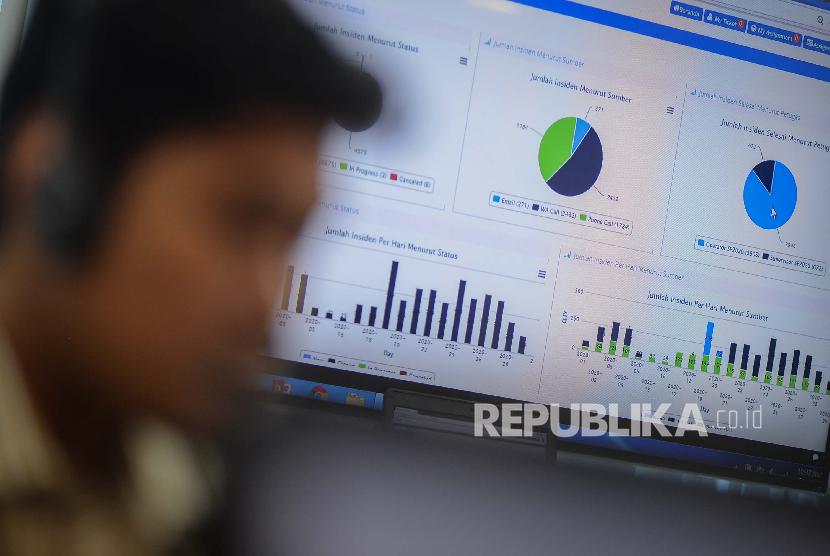  Karyawan Badan Pusat Statistik memantau data sensus penduduk online di kantor Badan Pusat Statistik (BPS), Jakarta, Kamis (5/3). Badan Pusat Statistik (BPS) untuk pertama kalinya menyelenggarakan sensus penduduk online. Hingga Selasa (14/4), jumlah yang telah terdaftar dalam sensus online mencapai 38,84 juta jiwa.