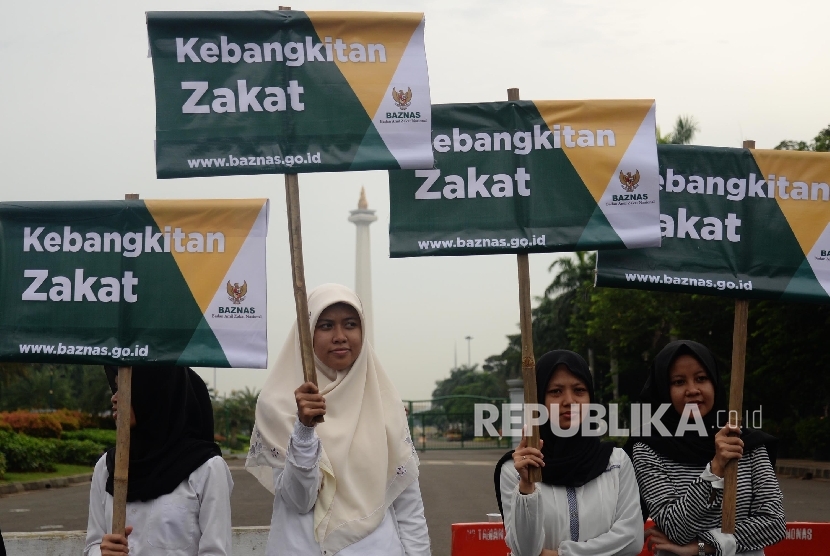  Karyawan Baznas melakukan aksi simpatik Kebangkitan Zakat di Bundaran Patung Kuda, Jakarta Pusat, Jumat (3/6).  (Republika/Yasin Habibi)
