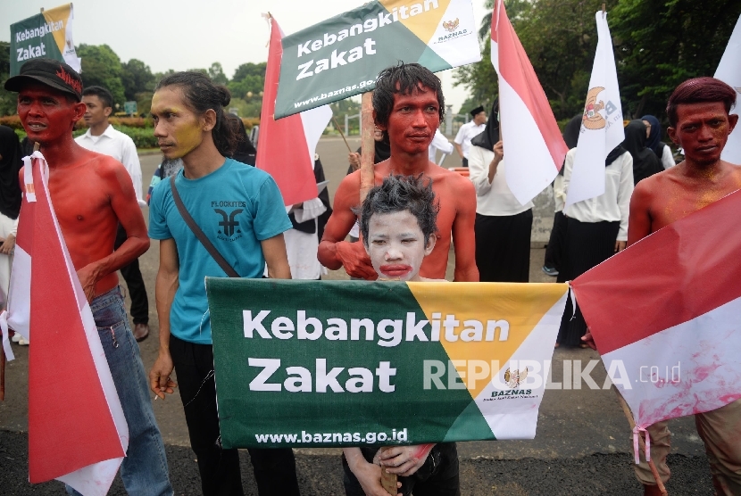  Karyawan Baznas melakukan aksi simpatik Kebangkitan Zakat di Bundaran Patung Kuda, Jakarta Pusat, Jumat (3/6). (Republika/Yasin Habibi)
