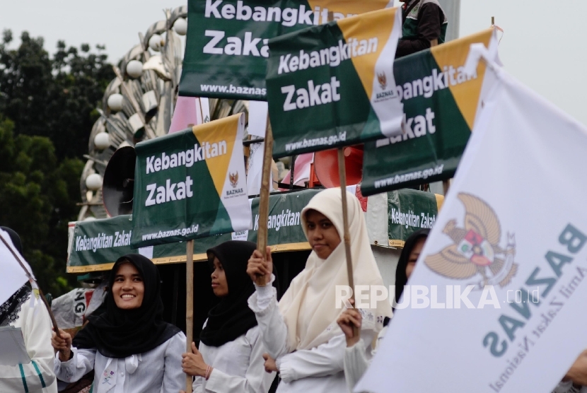  Karyawan Baznas melakukan aksi simpatik Kebangkitan Zakat di Bundaran Patung Kuda, Jakarta Pusat, Jumat (3/6).  (Republika/Yasin Habibi)