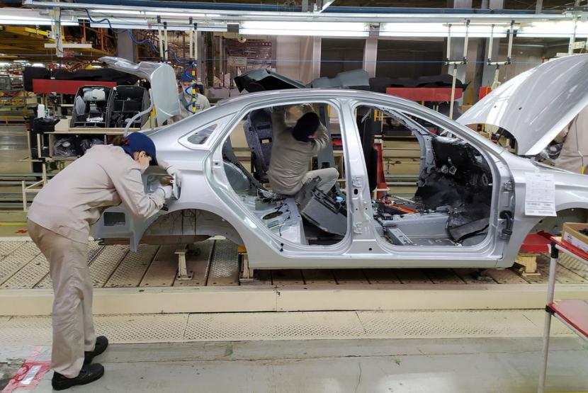 Karyawan bekerja di jalur perakitan pabrik mobil Lada Izhevsk, bagian dari Grup Avtovaz, di Izhevsk, Rusia 22 Februari 2022. 