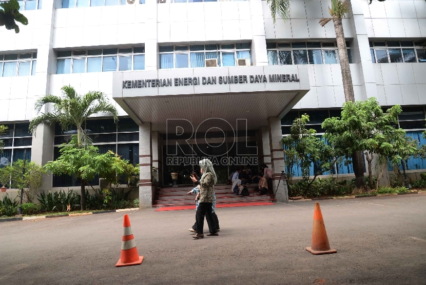 Karyawan berada di Gedung Kementerian ESDM di kawasan Kuningan, Jakarta Selatan, Jumat (11/9).    (Republika/Yasin Habibi)