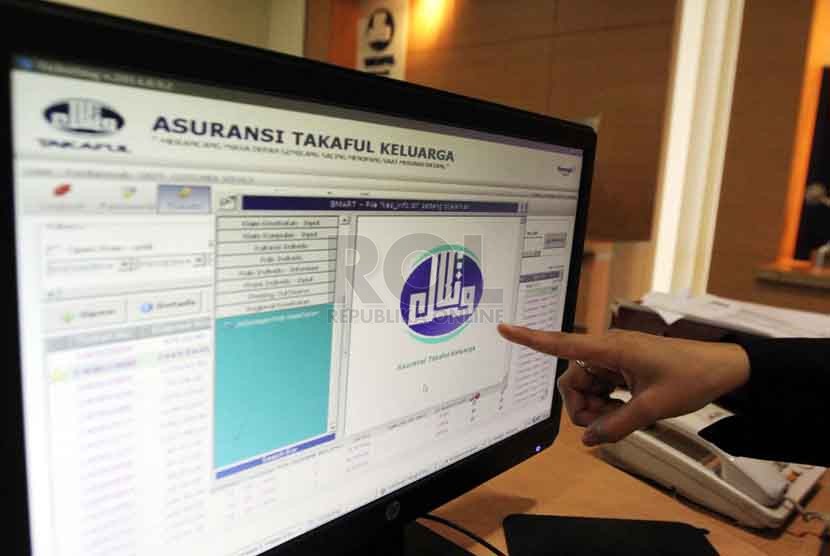  Karyawan berada di kantor Asuransi Takaful Indonesia, Jakarta, Jumat (3/10). (Republika/ Yasin Habibi)