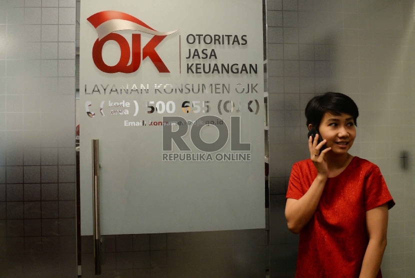  Karyawan berada di kantor Otoritas Jasa Keuangan (OJK), Jakarta, Senin (13/4).(Republika/ Yasin Habibi)