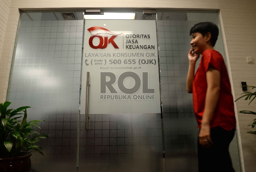  Karyawan berada di kantor Otoritas Jasa Keuangan (OJK), Jakarta, Senin (13/4).(Republika/ Yasin Habibi)