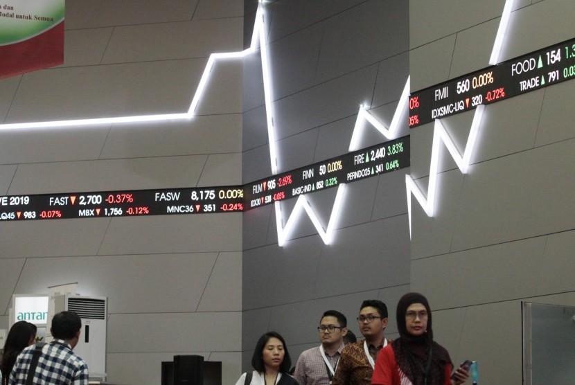 Karyawan beraktivitas di dekat layar pergerakan saham di gedung Bursa Efek Indonesia (BEI), Jakarta, Selasa (20/8/2019).