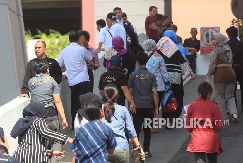 Earthquake made employees panic and ran out from their offices in Jakarta's high rise building, on Tueday (January 23).