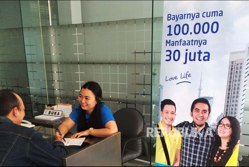 Karyawan Cabang FIFGROUP menjelaskan produk asuransi mikro Astra Life kepada nasabah kredit di Jakarta, Kamis (7/3). Kerjasama  Astra Aviva Life dengan FIF Group dalam memasarkan asusransi mikro menjukkan tren positif dengan pertumbuhan penjualan 327% selama periode 2015-2017 