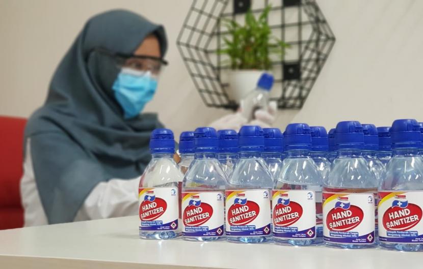 Karyawan Danone SN Indonesia sedang menyiapkan hand sanitizer dan masker untuk dibagikan ke karyawan yang bekerja di proses produksi