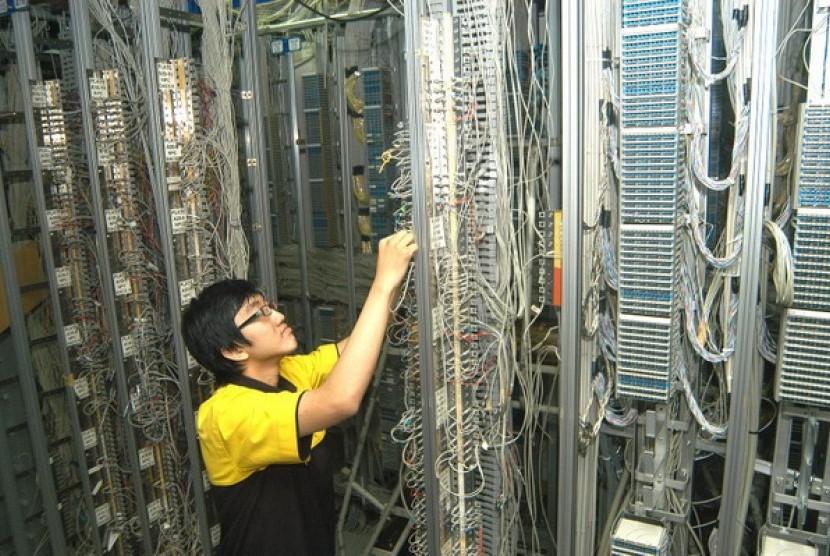 Karyawan Indosat memperbaiki Data Distribution Frame (DDF), di kantor Pusat Indosat, Jakarta.