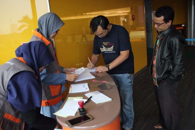Karyawan Indosat menyalurkan dana wakaf melalui Rumah Wakaf Indonesia.
