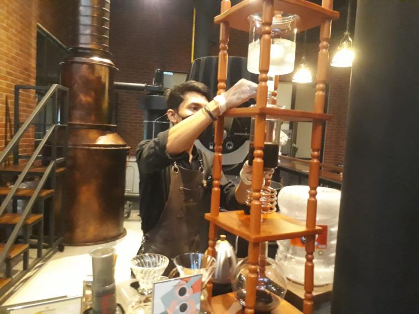Karyawan Jenderal Kopi Buwas tengah membuat kopi menggunakan teknik cold drip. 