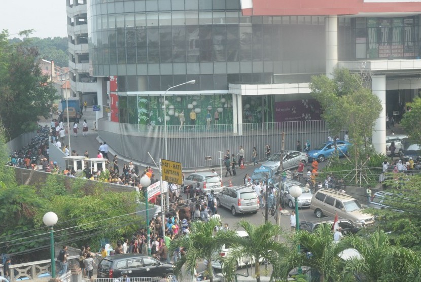Karyawan kantor keluar gedung saat gempa bumi melanda Jakarta.