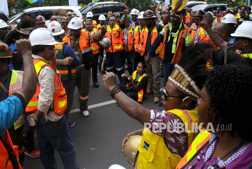 Karyawan karyawan PT Freeport Indonesia berunjuk rasa di depan Kantor Kementerian Energi dan Sumber daya Mineral (ESDM), Jakarta, Selasa (7/3). 