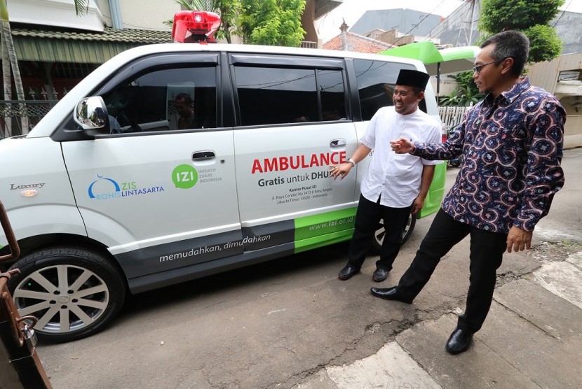Karyawan Lintasarta menyerahkan dana zakat infaq shodaqoh (ZIS) berupa ambulans kepada Inisiatif Zakat Indonesia (IZI).