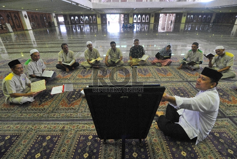 Karyawan Masjid Attin menyimak penjelasan ustadz saat mengikuti pengajian mingguan di Masjid Attin, Jakarta, Kamis (9/4).