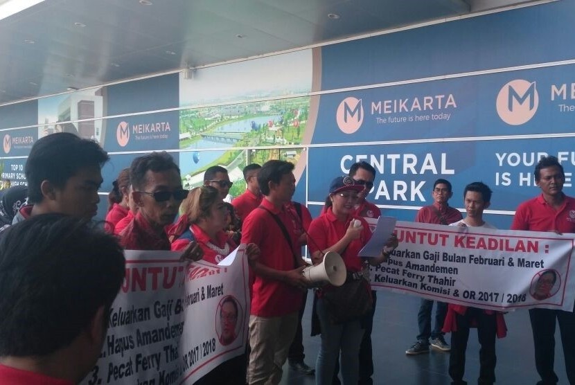 Karyawan Meikarta menggelar aksi unjuk rasa, Senin (16/4).