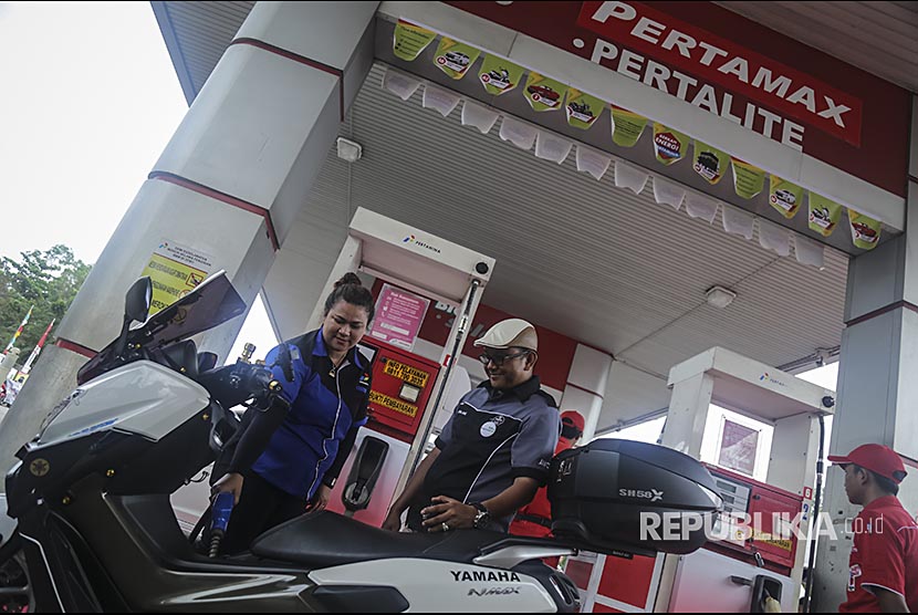 Karyawan melakukan pengisian bahan bakar minyak (BBM) jenis pertamax di salah satu SPBU di Batam, Kepulauan Riau, Sabtu (08/12) (ilustrasi). Pemerintah Provinsi Kepulauan Riau (Pemprov Kepri) mengakui sulit untuk menurunkan pajak bahan bakar minyak (BBM) dari sepuluh persen menjadi lima persen. Karena akan berpengaruh terhadap pendapatan asli daerah (PAD) setempat.