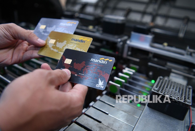 PT Bank Mandiri (Persero) Tbk berencana melakukan pemblokiran kartu debit magnetic stripe nasabah atau cleansing Mandiri Debit Magnetic Stripe. Ilustrasi kartu debit Mandiri.