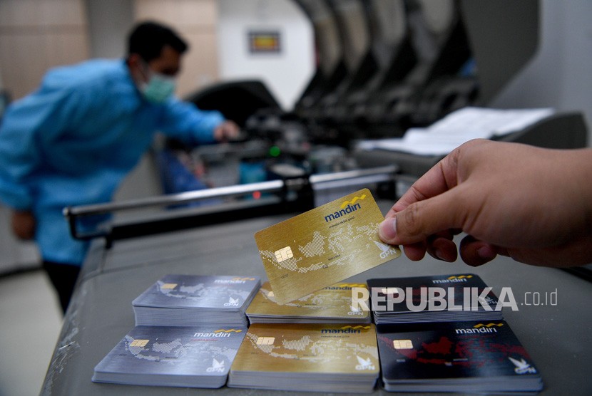 Karyawan melakukan proses pencetakan kartu debit berlogo gerbang pembayaran nasional (GPN) di unit produksi kartu Bank Mandiri, Jakarta, Selasa (17/7).