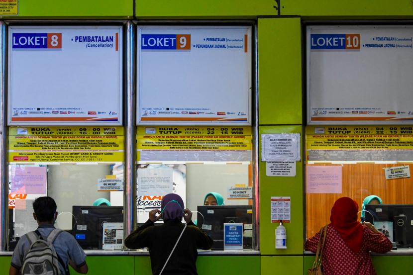 Karyawan melayani calon penumpang yang ingin melakukan pembatalan perjalanan di Stasiun Gambir, Jakarta, (ilustrasi). KAI membatalkan 14 perjalanan kereta dari dan menuju Jakarta dan Bandung untuk mendukung larangan mudik Lebaran.