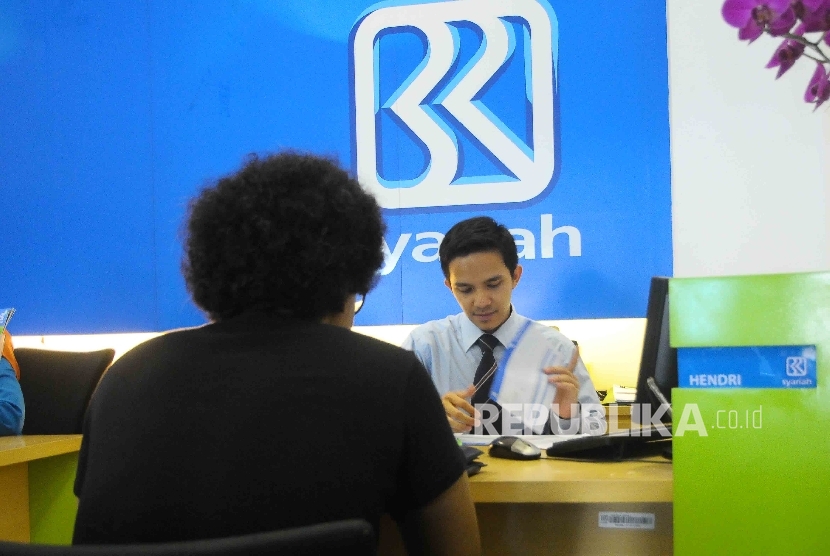 Karyawan melayani nasabah di Banking Hall Bank BRI Syariah, Jakarta. ilustrasi 